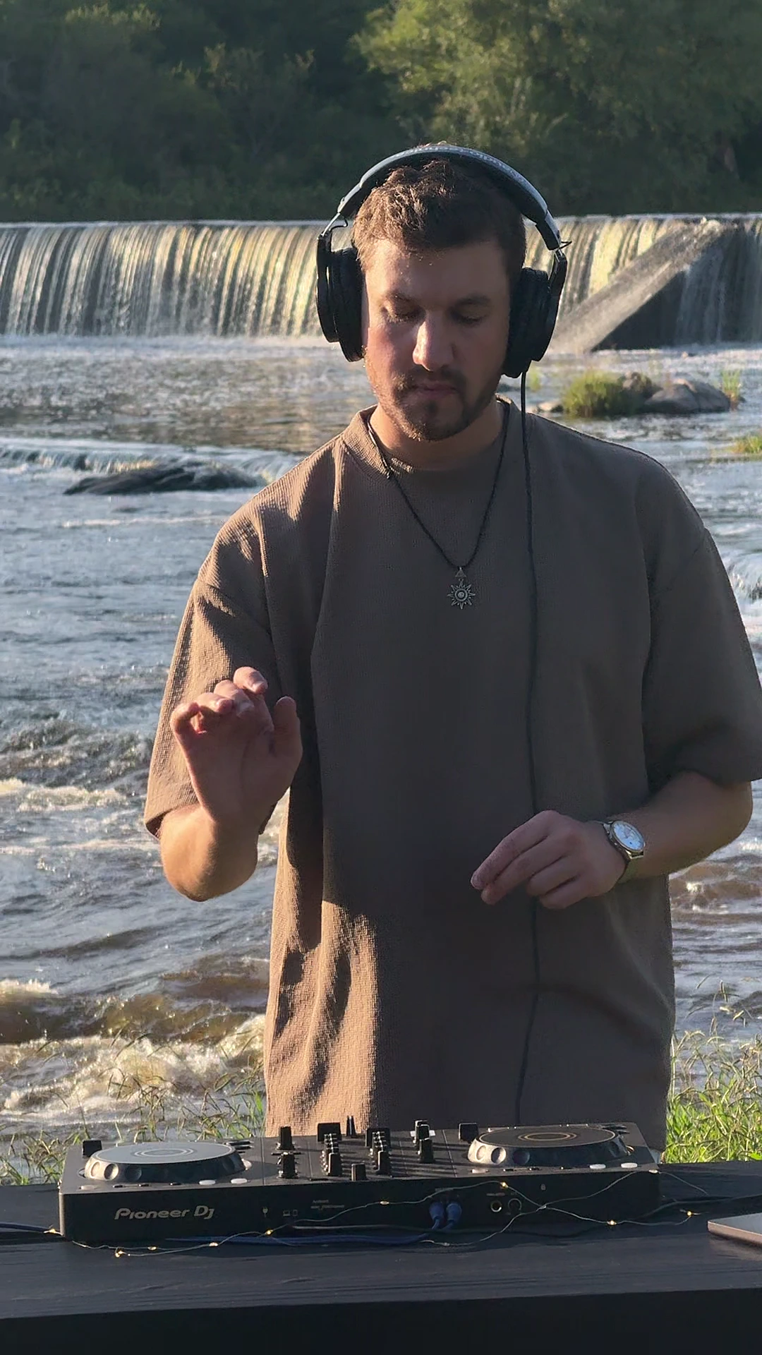 Alexis Andermatten mezclando con la cascada detrás